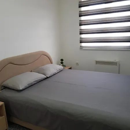 Lägenhet Apartman 32 Bijeljina